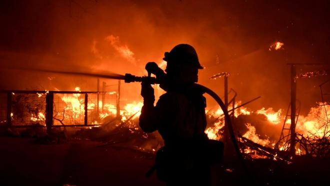 A 42 suben las víctimas fatales de los incendios en California, EE.UU.