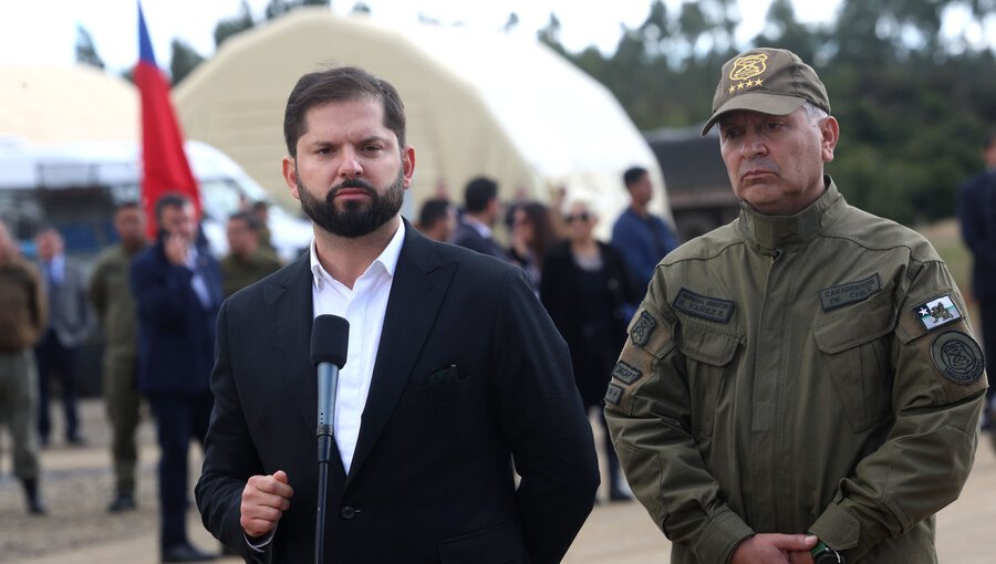 Presidente Boric respalda al general Yáñez tras triple asesinato de carabineros