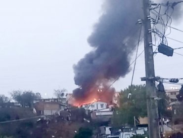 Incendio consumió una casa de material ligero en Rodelillo: Bomberos de Valparaíso debió extremar precauciones por riña en la zona